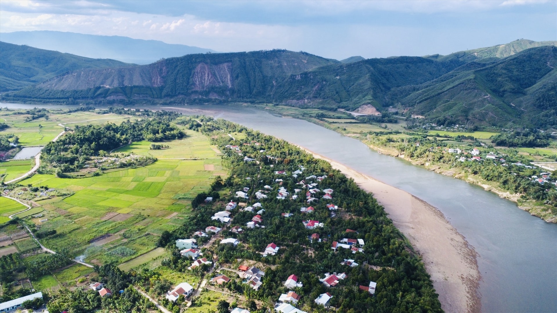 Làng Đại Bình nhìn từ trên cao. Ảnh: H.S