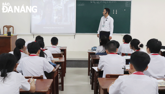 Ứng dụng công nghệ thông tin vào thiết kế bài giảng đã tăng sự hứng thú cho học sinh. Trong ảnh: Một giờ học của học sinh Trường THCS Nguyễn Huệ (quận Hải Châu). Ảnh: NGỌC HÀ