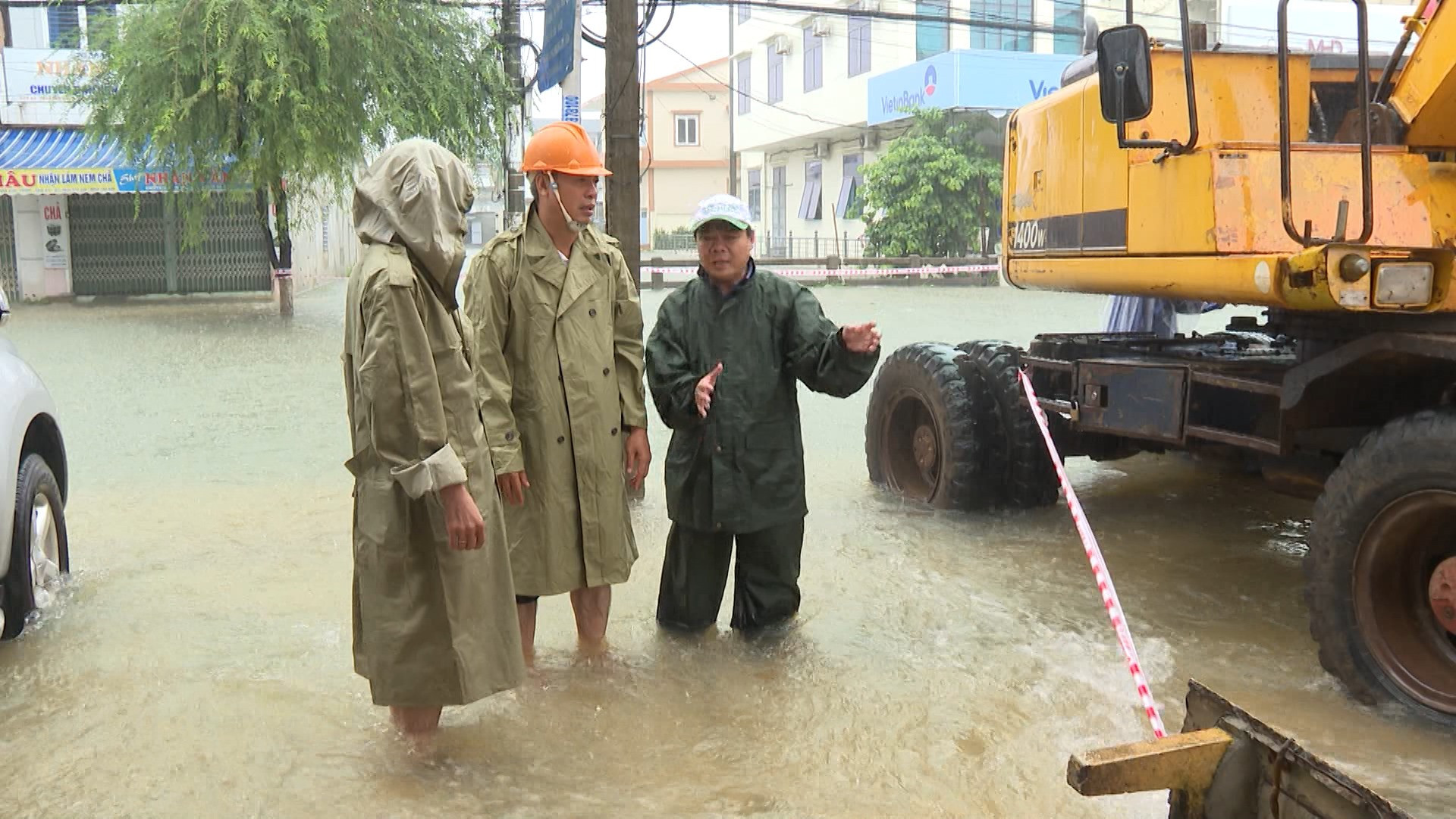 Phó Chủ tịch UBND tỉnh Hồ Quang Bửu kiểm tra công trình thoát nước cầu ngân hàng