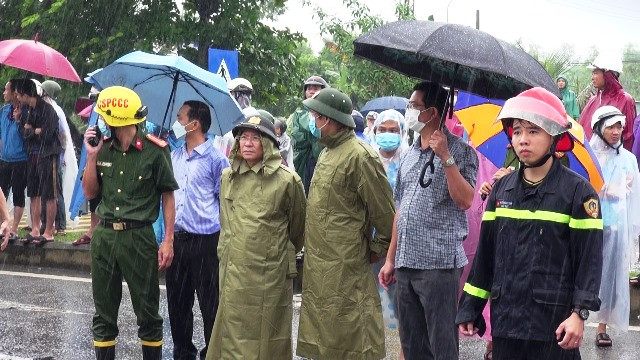 Thiếu tướng Nguyễn Đức Dũng - Giám đốc Công an tỉnh và Đại tá Hồ Song Ân - Phó Giám đốc Công an tỉnh trực tiếp chỉ đạo tại hiện trường vụ cháy.