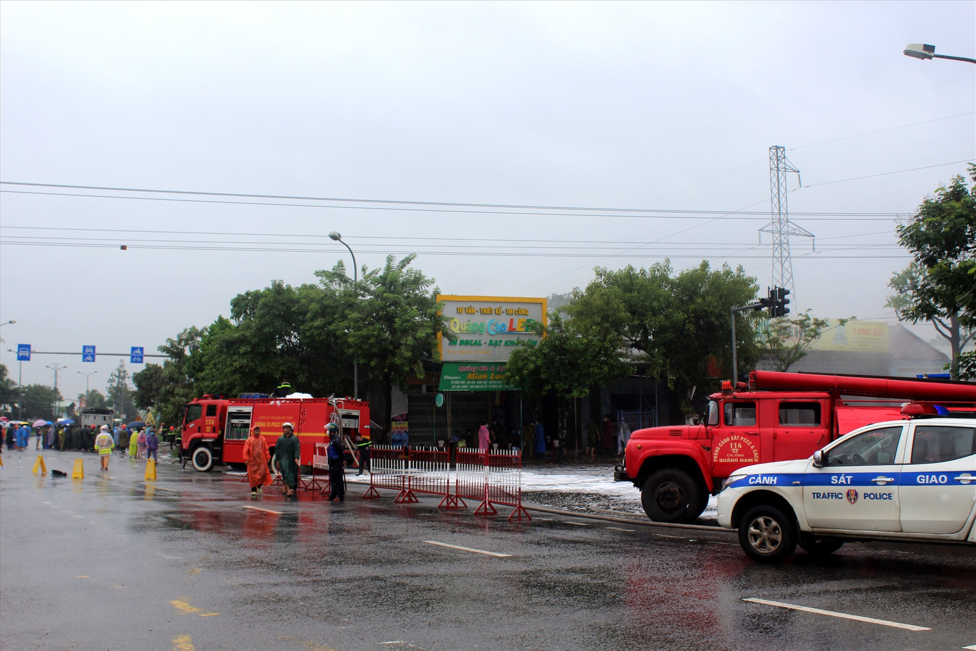 Khu vực xảy ra đám cháy được lực lượng CSGT điều tiết phân luồng đảm bảo giao thông.
