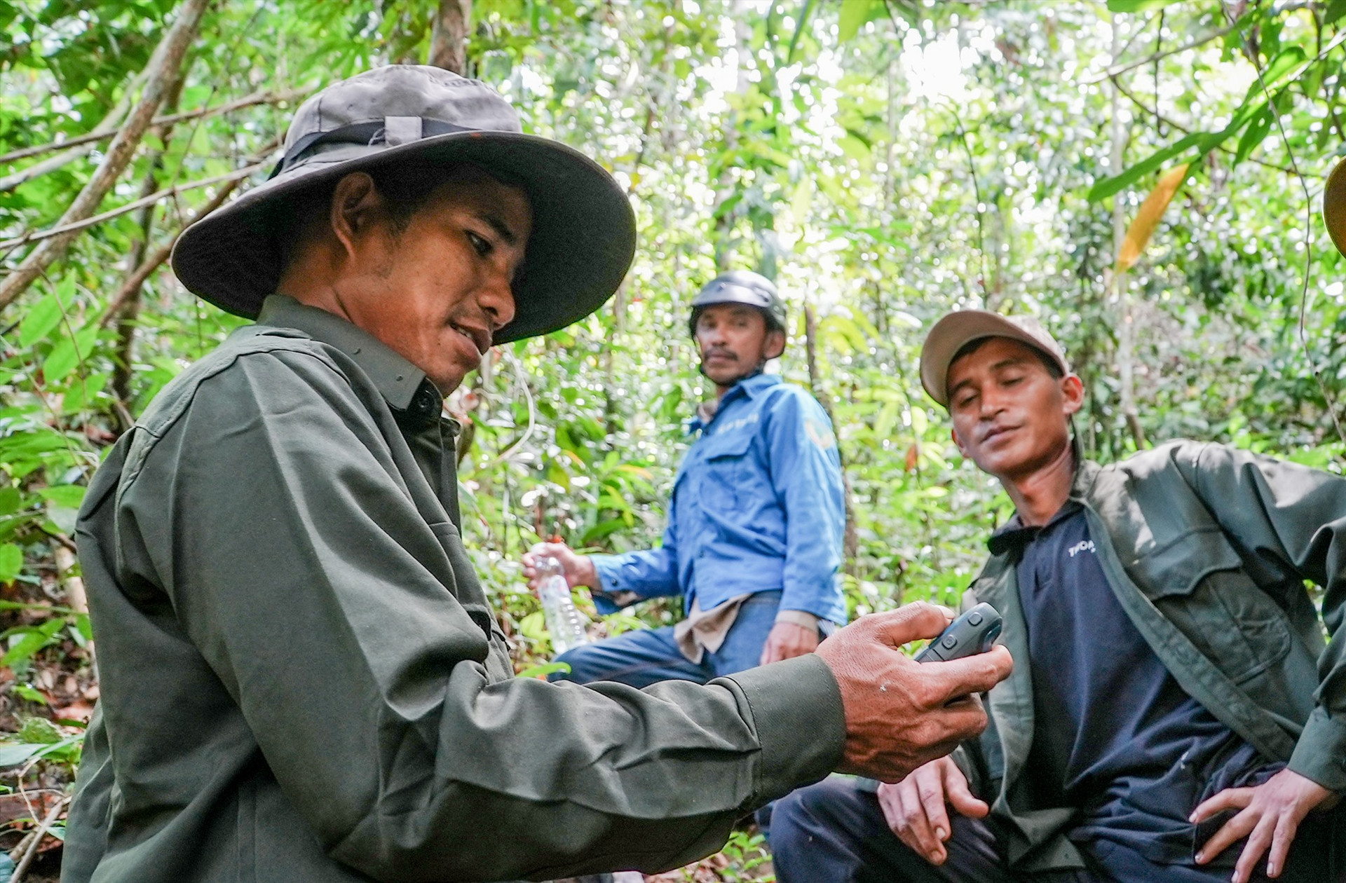 Ban Quản lý rừng cộng đồng thôn 1, xã Trà Nú (Bắc Trà My) sử dụng định vị GPS để báo cáo dữ liệu. Ảnh: L.M