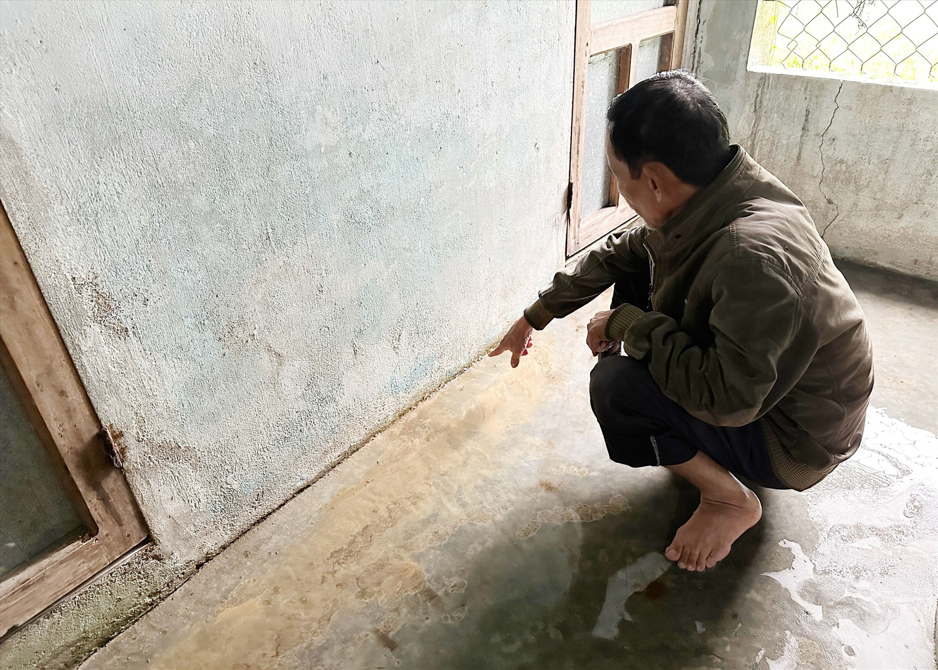 Công trình vệ sinh nhà ông Tâm nước tràn từ góc tường. Ảnh: PHAN VINH