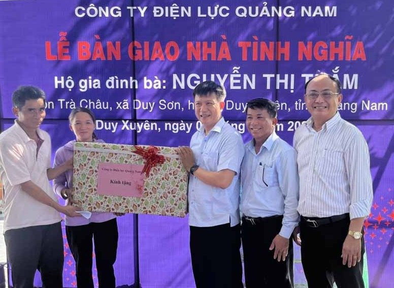 PC Quảng Nam bàn giao nhà tình nghĩa cho hộ gia đình chính sách ở huyện Duy Xuyên.