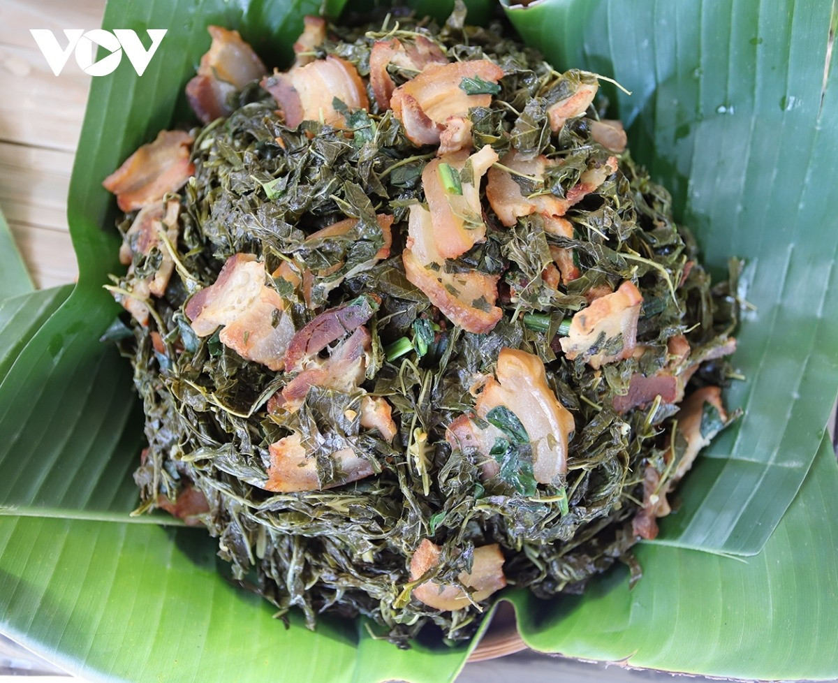 Cassava leaves stir-fried with scraps are a delicious dish used to entertain guests.