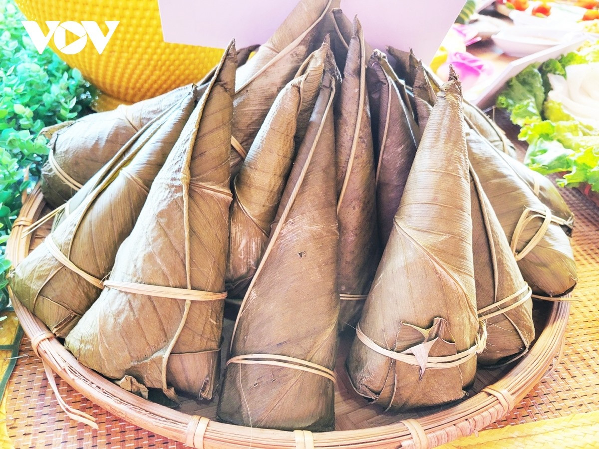 The cakes in snail shape and bamboo tube-cooked rice (cơm lam in Vietnamese) are often used by Ca Dong people in Hiep Duc district as thank-you gifts for guests