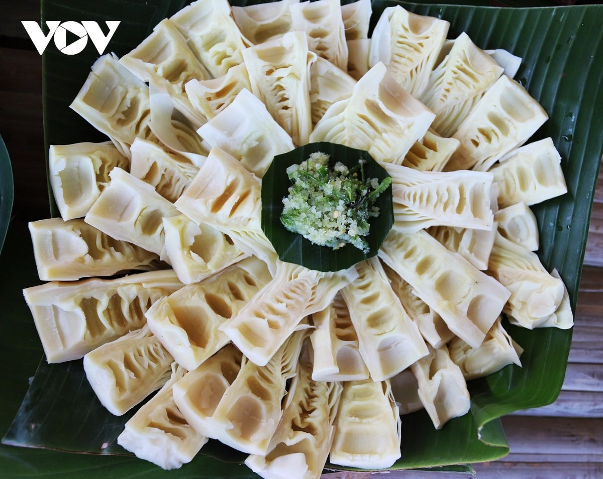 Boiled bamboo shoots are enjoyed in combination with green pepper.