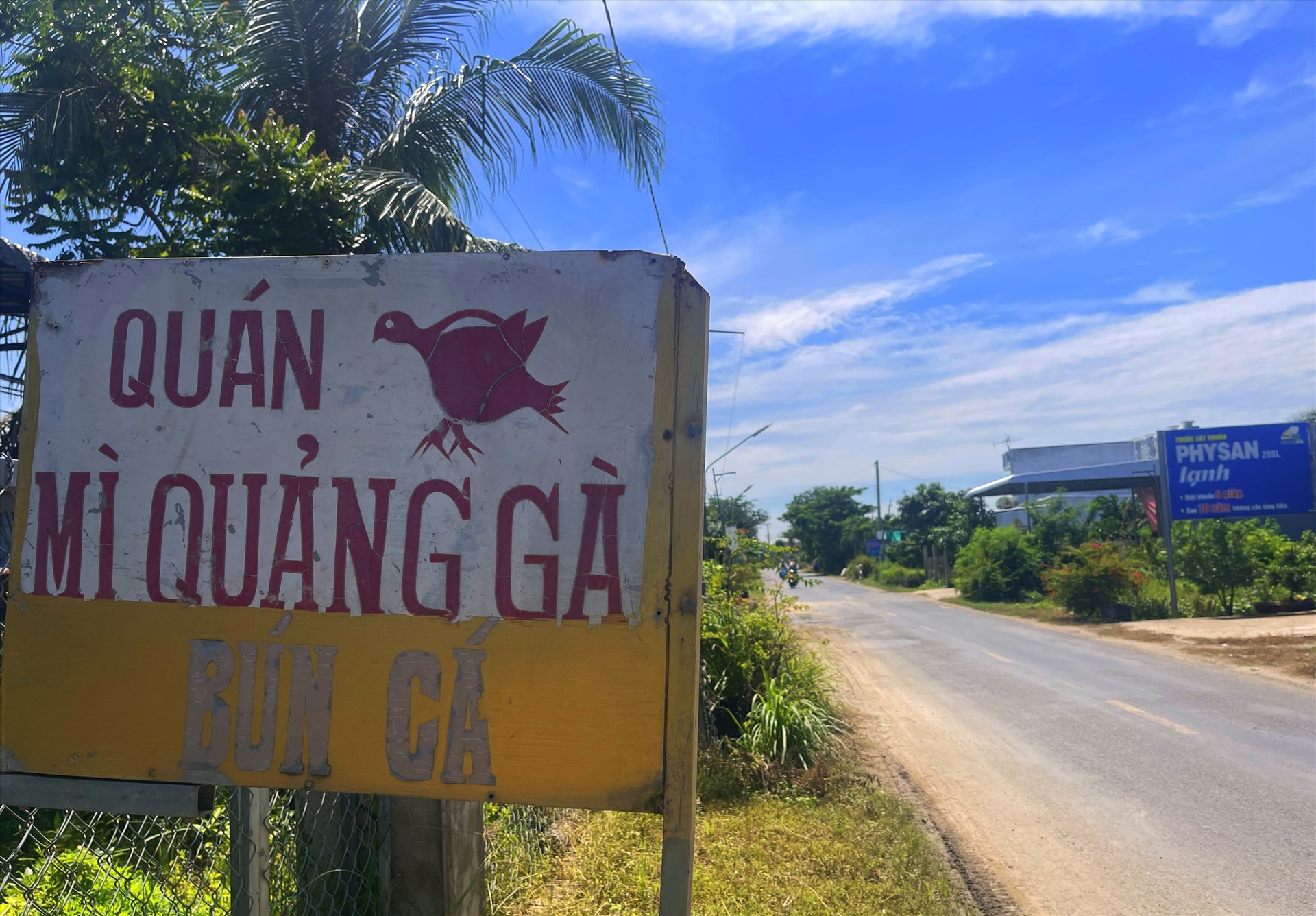Dọc quốc lộ 30 đường lên biên gới Campuchia có nhiều quán mỳ Quảng. Ảnh: Minh Hải