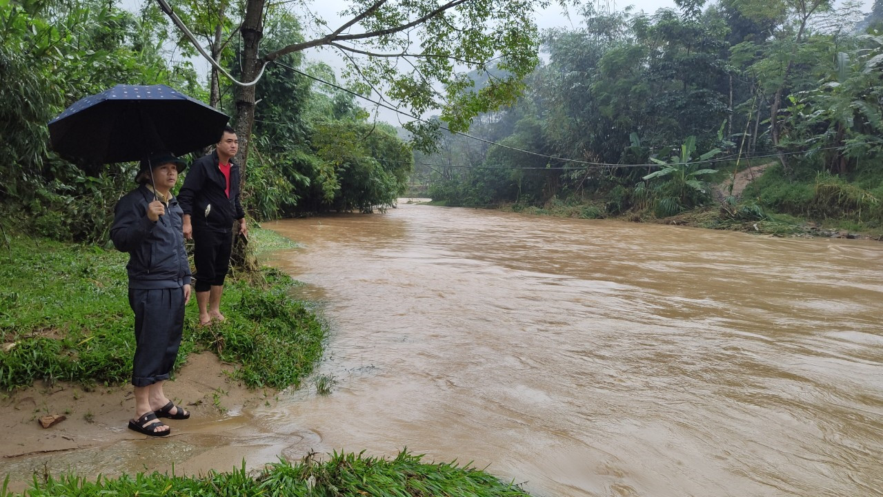 Ông Đỗ Hữu Tùng - Phó Chủ tịch UBND huyện Đông Giang (bên trái) kiểm tra tình hình mưa lũ trên địa bàn huyện. Ảnh: Đ.N