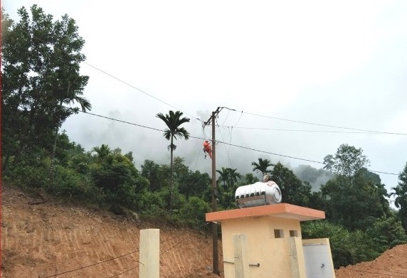 Công ty Điện lực Quảng Nam kịp thời khắc phục sự cố do sạt lở tại xã Trà Dơn, huyện Nam Trà My. Ảnh: ĐLTM