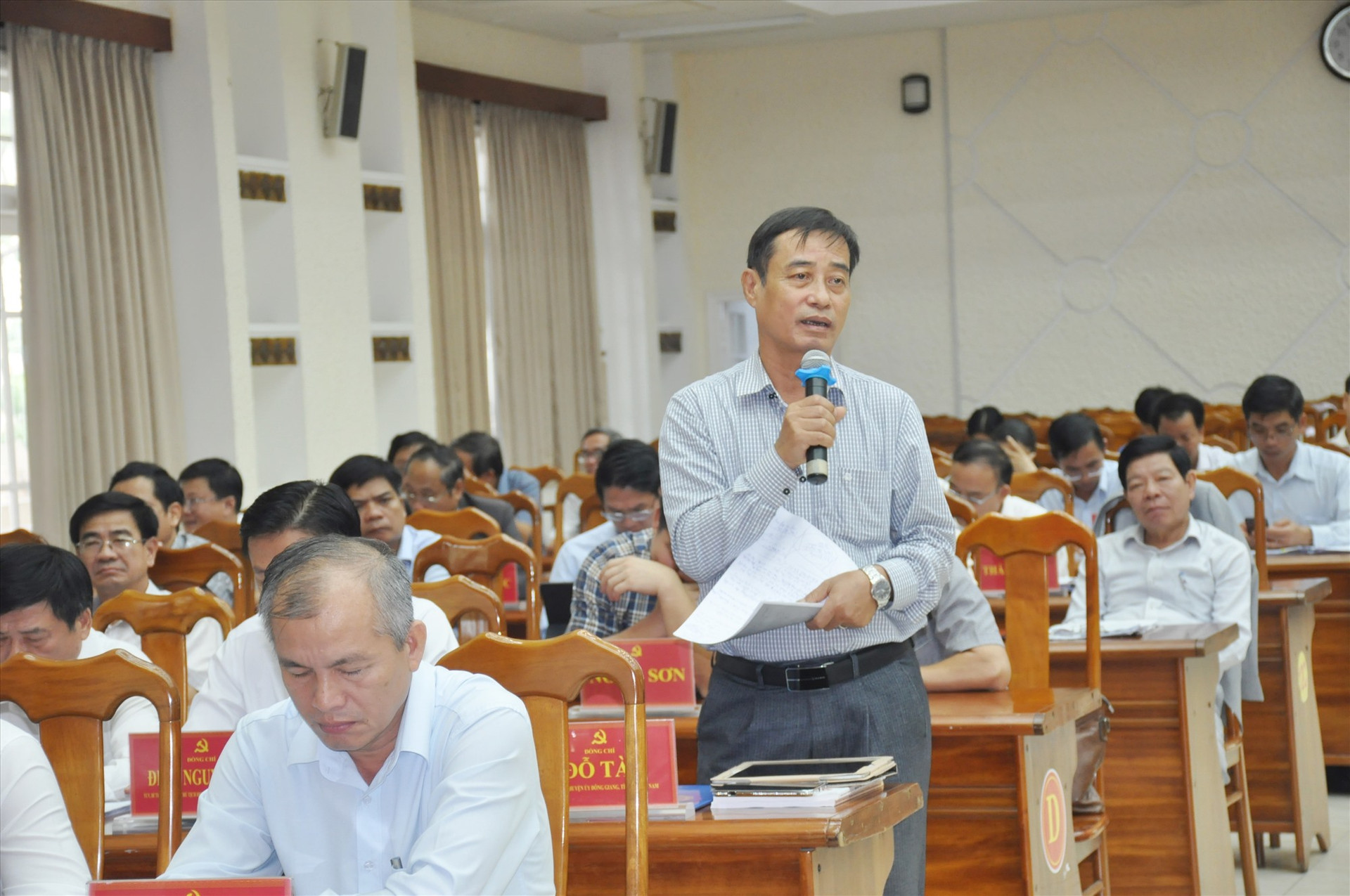 Đại biểu Đỗ Tài - Bí thư Huyện ủy Đông Giang phát biểu thảo luận. Ảnh: P.V