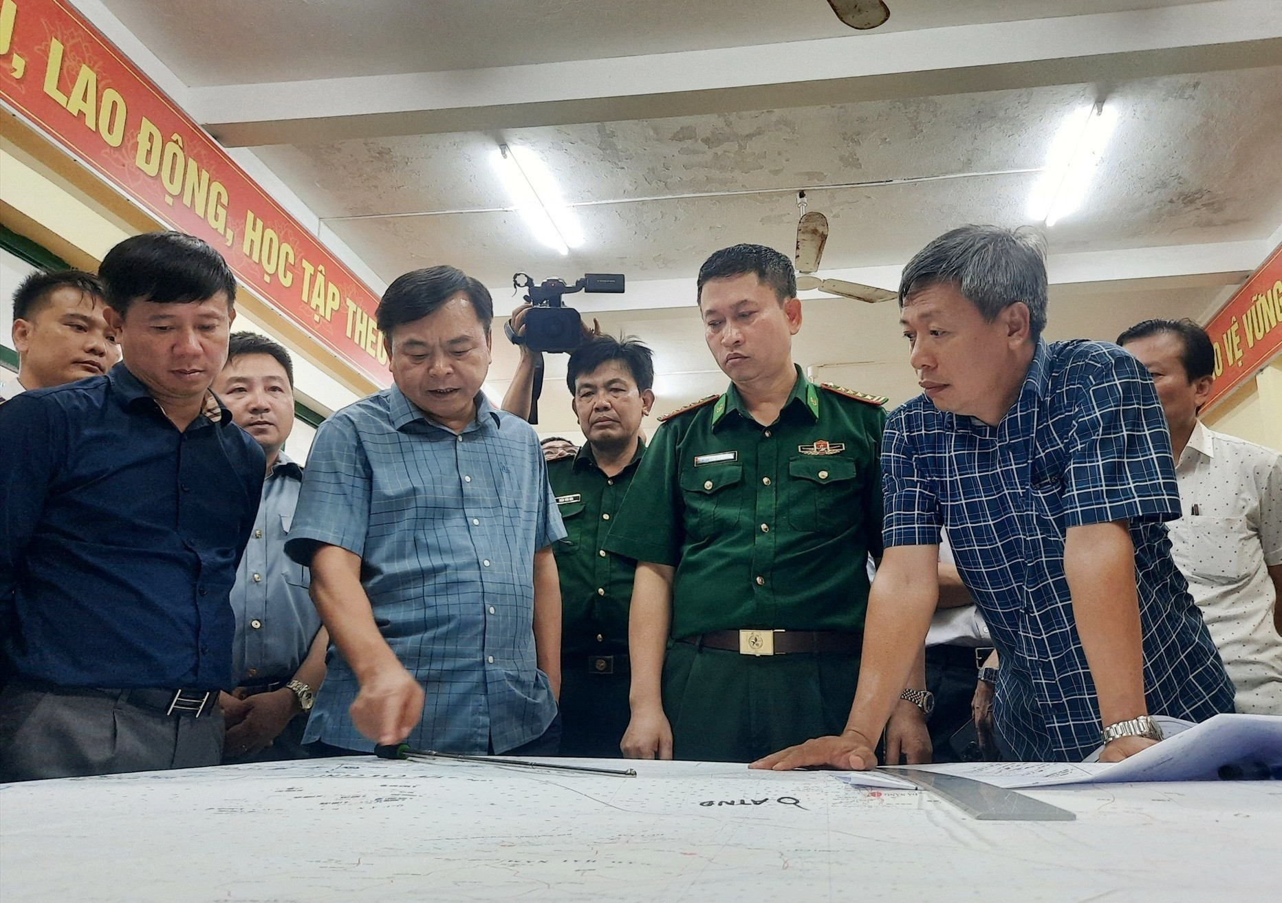 Thứ trưởng Bộ NN&PTNT Nguyễn Hoàng Hiệp (hàng đầu, thứ hai từ trái sang) chỉ đạo công tác tìm kiếm các ngư dân mất tích. Ảnh: Đ.C