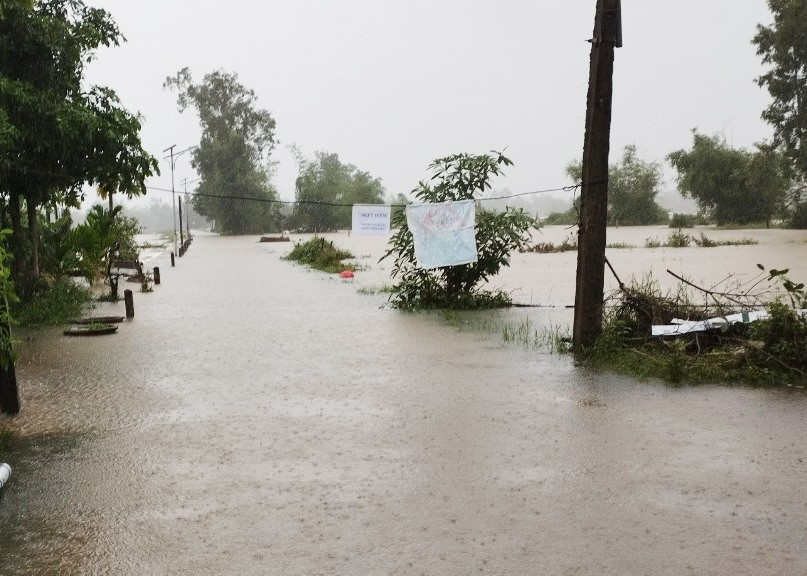 Nhiều tuyến đường ở Phú Ninh ngập liên tục từ đầu đợt mưa đến nay. Ảnh: PHAN VINH