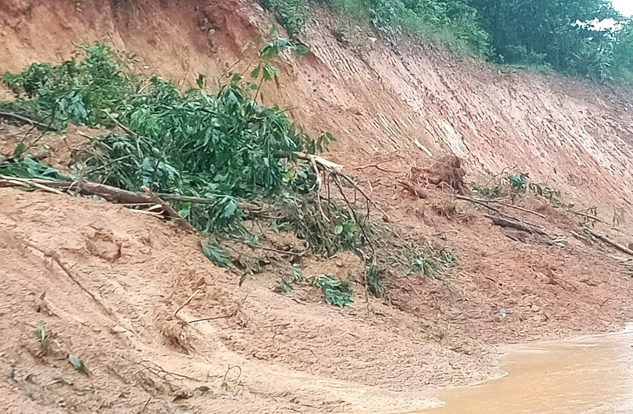 Sạt lở phía ta luy dương, bùn đất và cây rừng tràn xuống mặt đường trên tuyến đường từ xã Trà Kót (Bắc Trà My)– Tam Trà (Núi Thành).