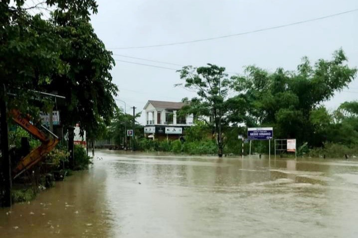 Những ngày qua, nhiều tuyến đường ở Duy Xuyên bị ngập lụt do mưa lớn kéo dài.   Ảnh: PV