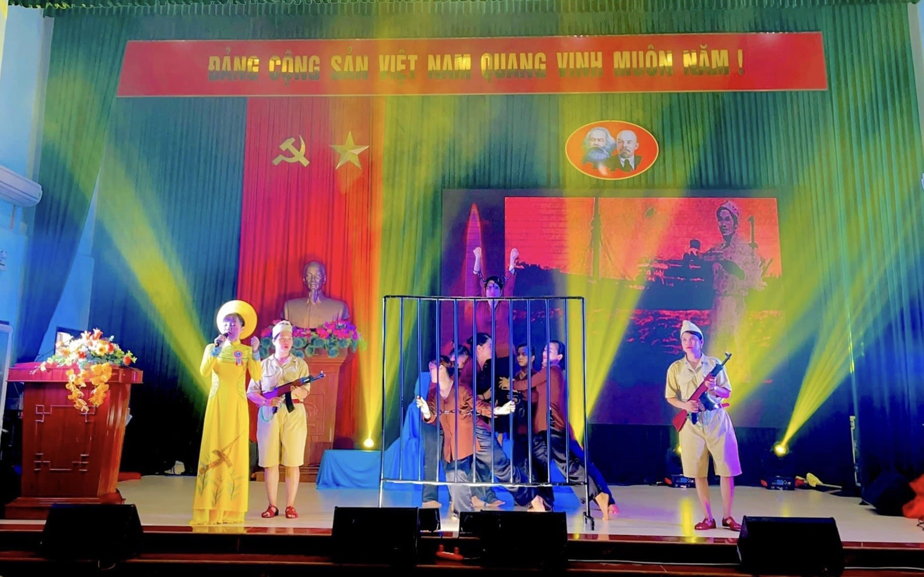 Tiết mục hát múa, hoạt cảnh của thí sinh Nguyễn Thị Ngân (xã Bình Tú). Ảnh: V.T