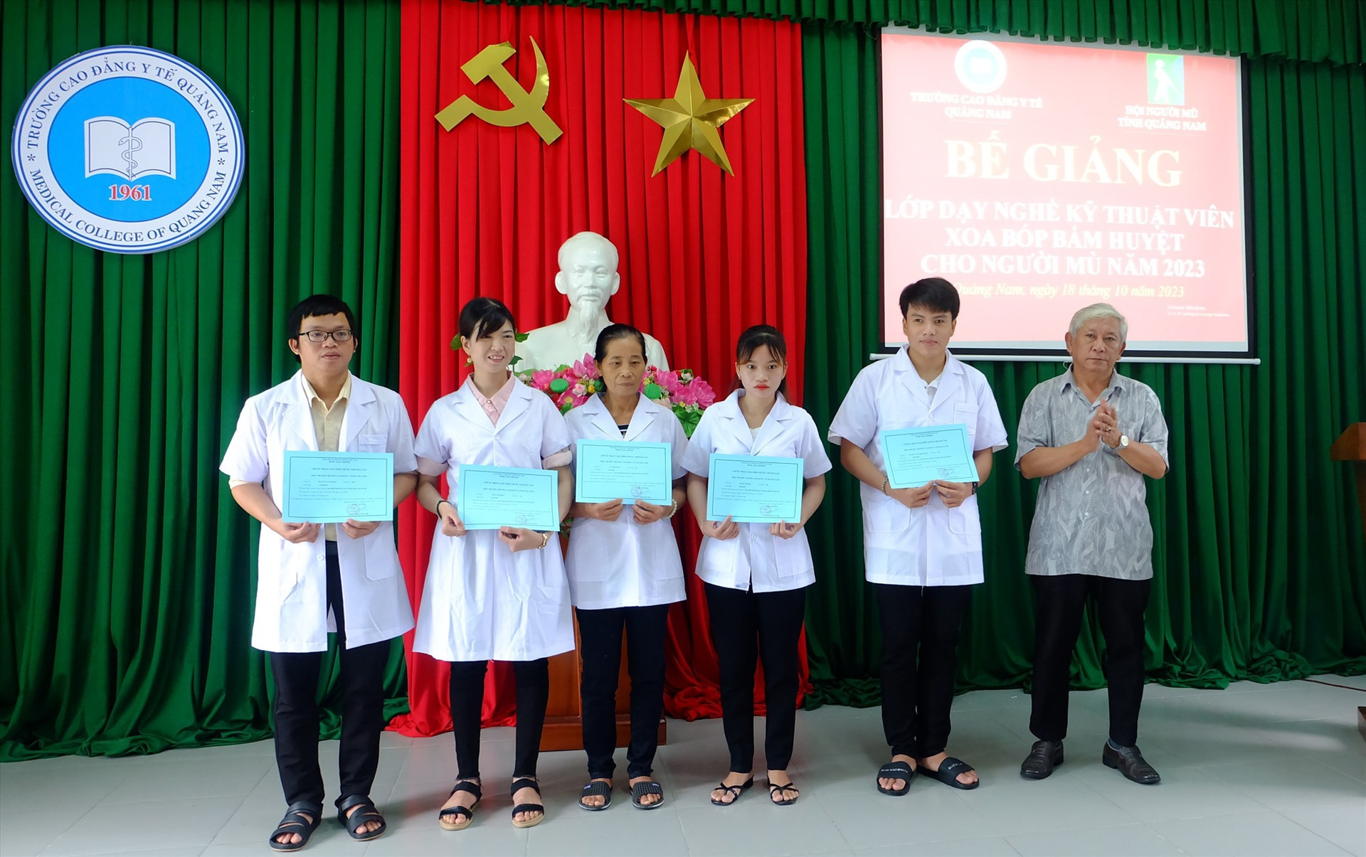 Trường Cao đẳng Y tế Quảng Nam cấp giấy chứng nhận kỹ thuật viên xoa bóp bấm huyệt cho 19 học viên. Ảnh: M.L