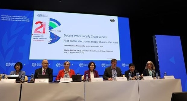 Ambassador Le Thi Tuyet Mai (centre), Permanent Representative of Vietnam to the UN, the World Trade Organisation (WTO) and other international organisations in Geneva.