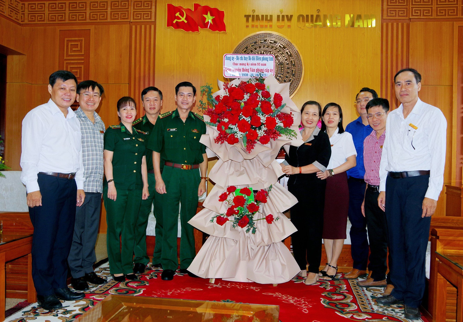 Đại tá Hoàng Văn Mẫn - Chính ủy BĐBP tỉnh tặng hoa chúc mừng Văn phòng Tỉnh ủy. Ảnh: HỒNG ANH