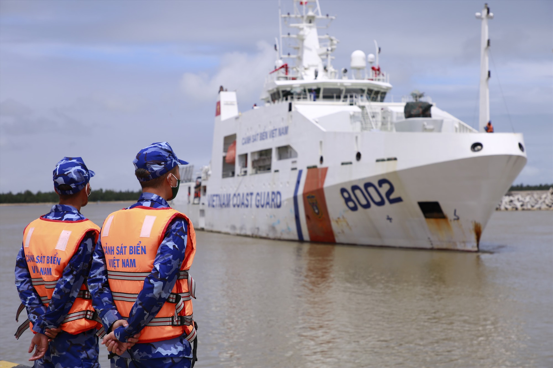 Tàu Cảnh sát biển 8002, tàu hiện đại nhất của Bộ Tư lệnh Vùng Cảnh sát biển 2 lên đường cứu nạn từ hôm qua và đã tiếp cận, chăm sóc y tế cho các ngư dân được cứu vớt. Ảnh: T.C