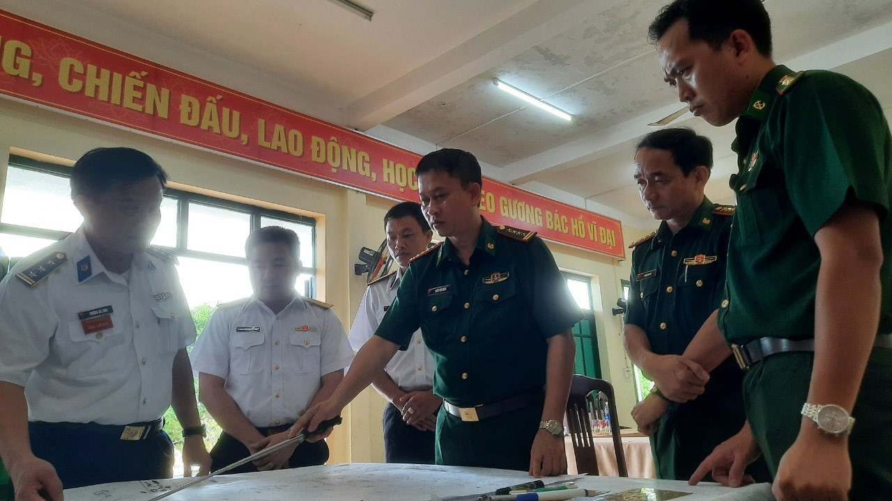 Bộ chỉ huy Bộ đội biên phòng và Bộ Tư lệnh Vùng Cảnh sát biển 2 vẫn đang phối hợp tổ chức chỉ huy tìm kiếm cứu nạn từ Sở chỉ huy tiền phương.
