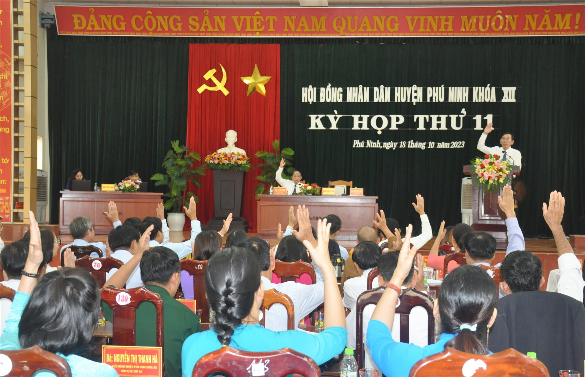 HĐND huyện Phú Ninh biểu quyết thông qua các nghị quyết của Kỳ họp thứ 11. Ảnh: P.V