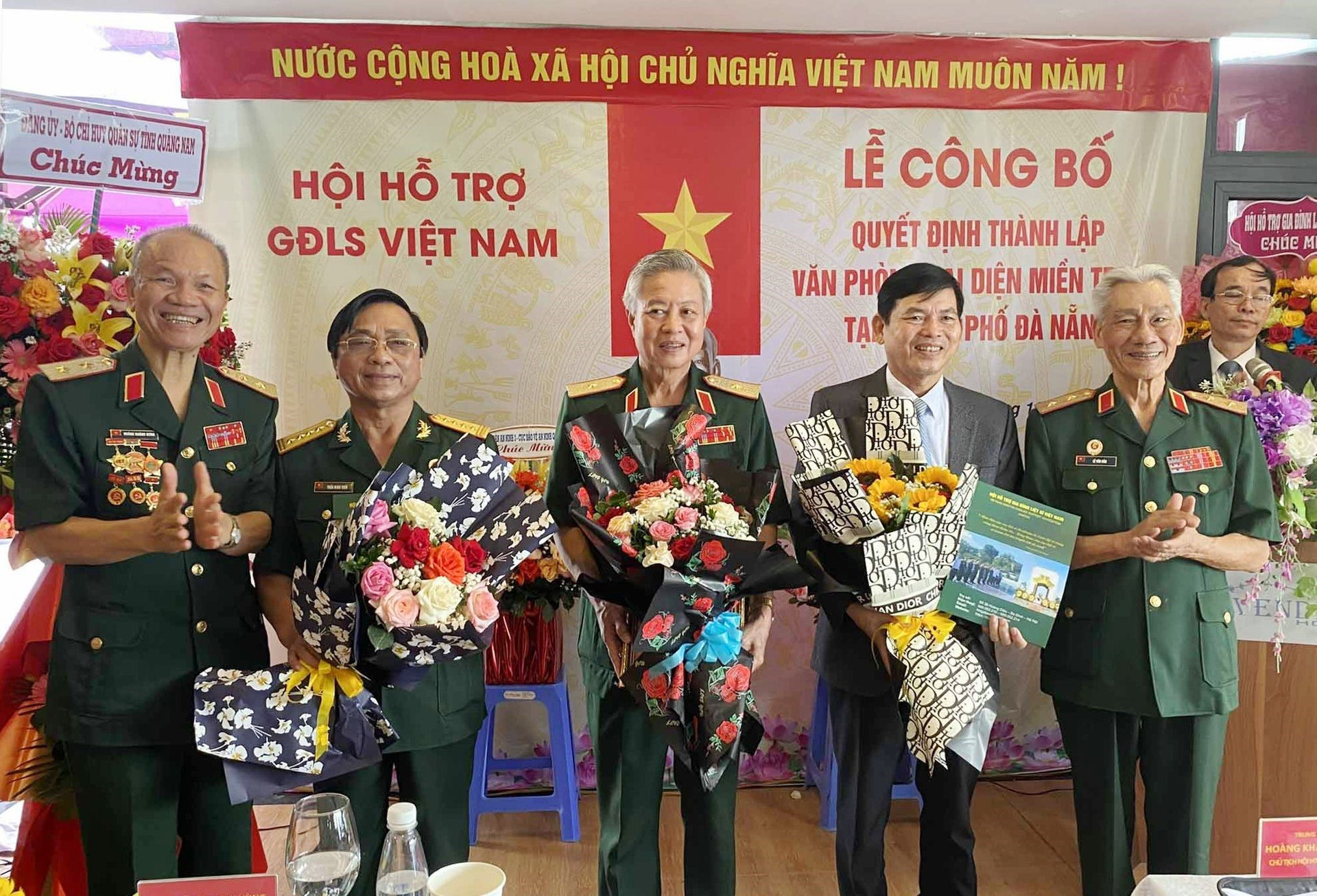 Ra mắt Văn phòng Hội Hỗ trợ gia đình liệt sĩ Việt Nam tại miền Trung. Ảnh: K.L