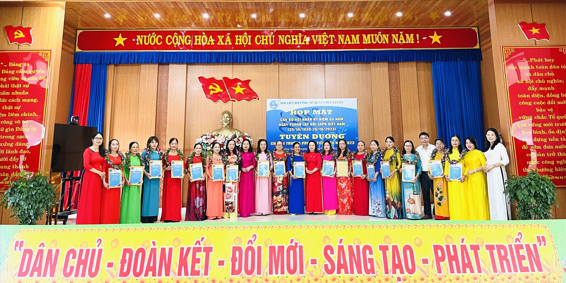 Hội LHPN Duy Xuyên tuyên dương 18 chi hội trưởng phụ nữ tiêu biểu năm 2023.  Ảnh: N.T