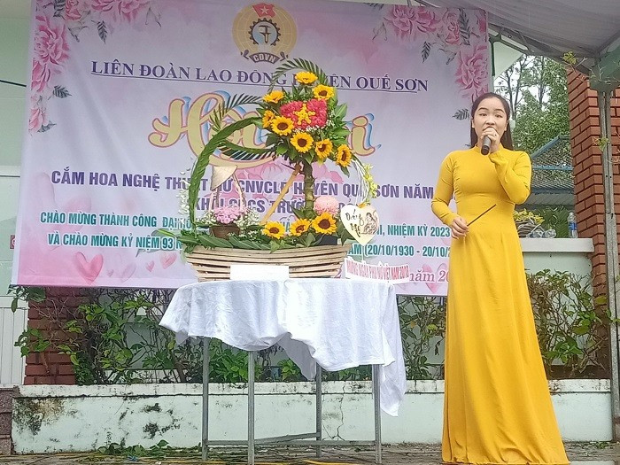 Một tác phẩm cắm hoa nghệ thuật tại Hội thi do Liên đoàn Lao động huyện Quế Sơn tổ chức.