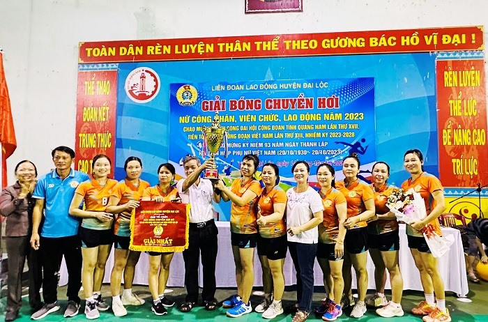 Trao thưởng cho đội đạt giải Nhất Giải bóng chuyền hơi Đại Lộc.