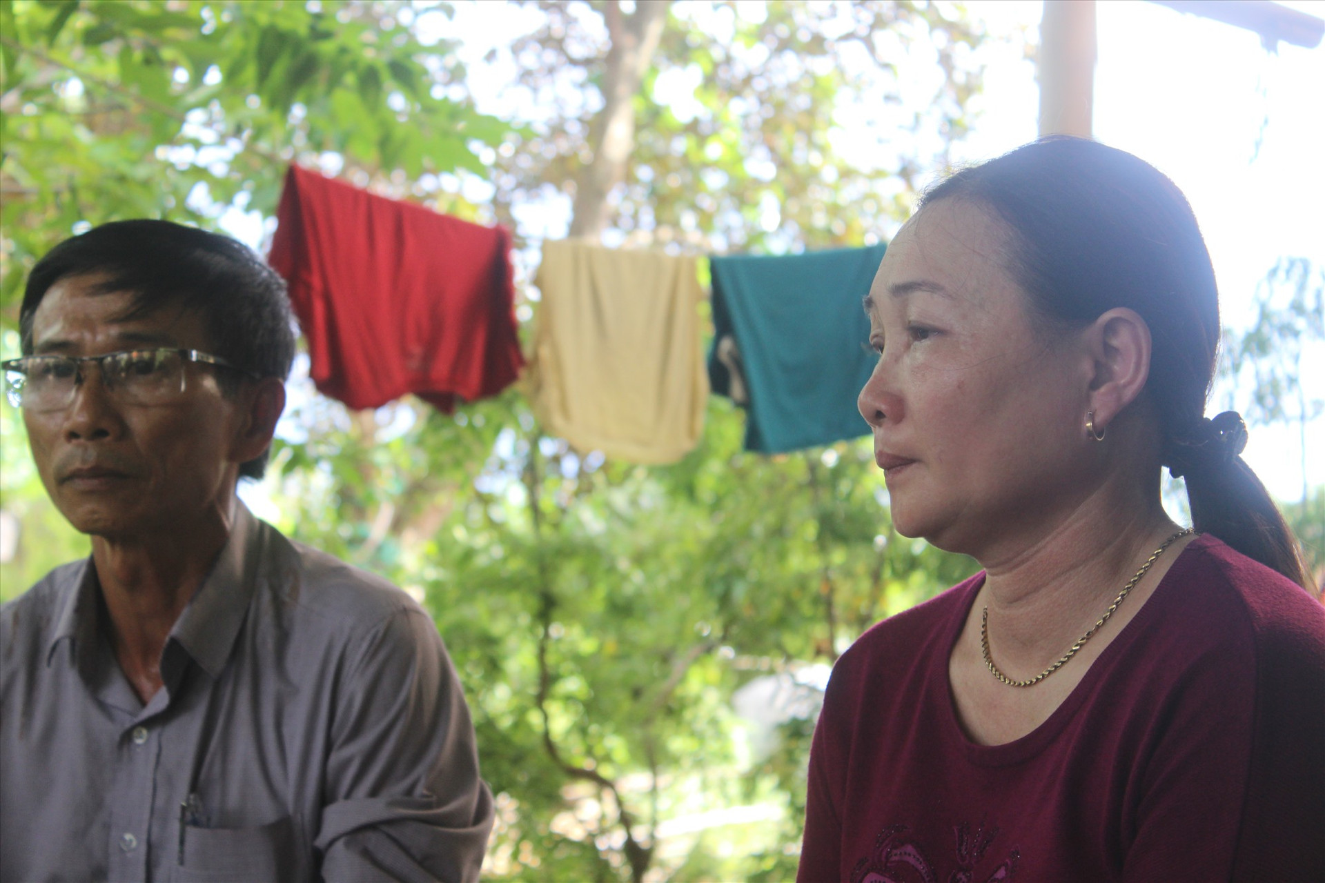 Đến trưa nay, chị Nguyễn Thị Đào mới biết chính xác chồng mình là một trong mười hai ngư dân vẫn còn mất tích trong vụ lốc xoáy là chìm tàu câu mực. Ảnh: T.C