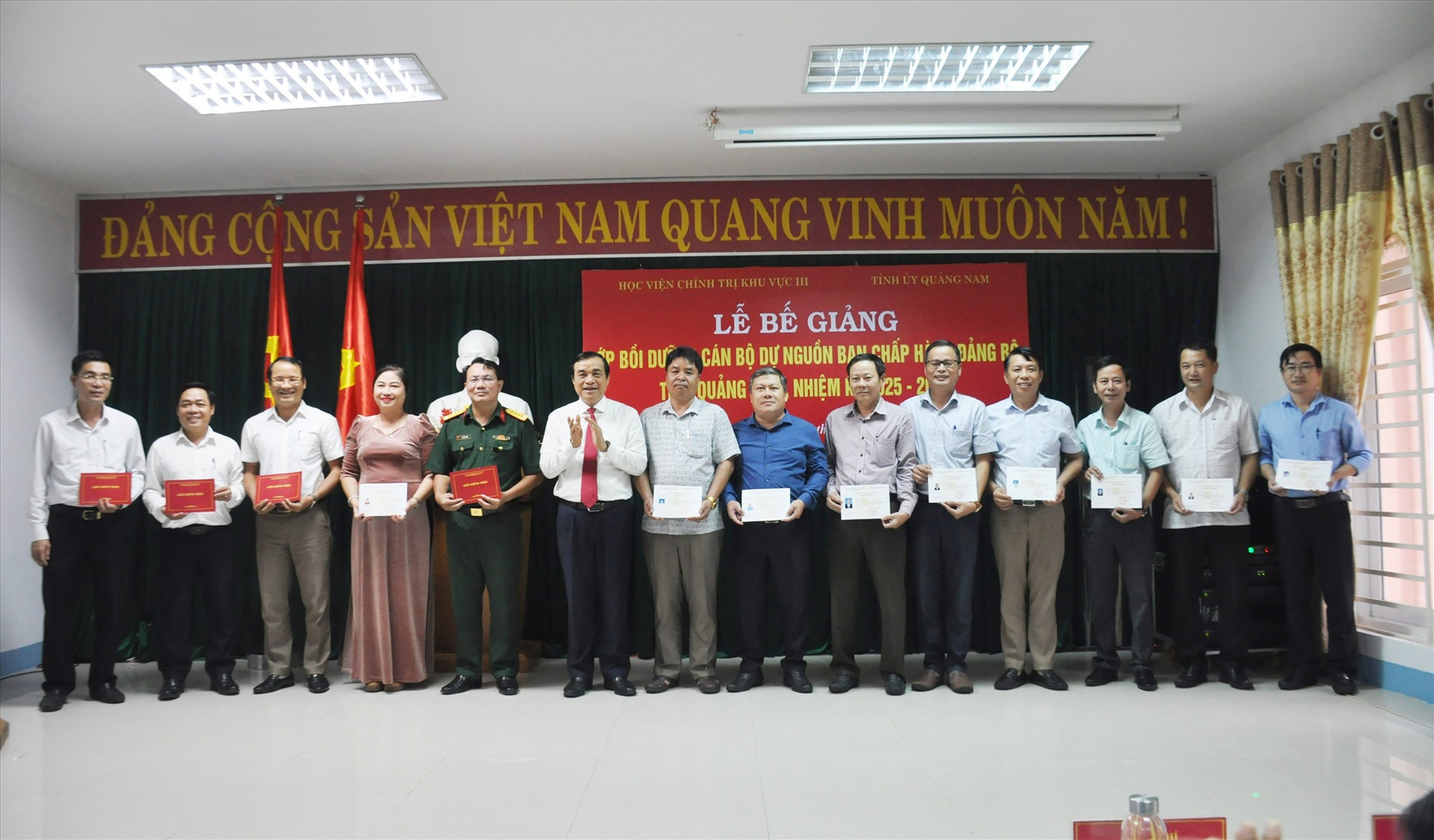 Bí thư Tỉnh ủy Phan Việt Cường trao giấy chứng nhận hoàn thành lớp bồi dưỡng cho các học viên. Ảnh: N.Đ