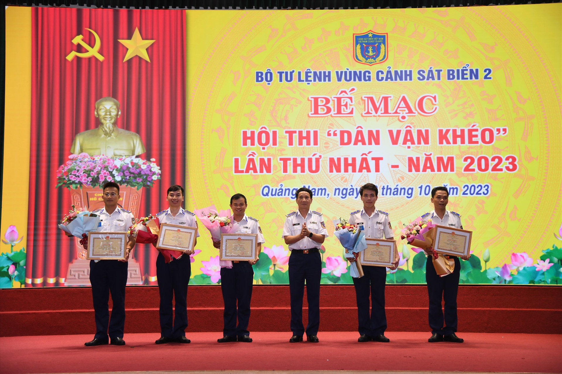 Đại tá Lê Huy Sinh - Chính ủy Bộ Tư lệnh Vùng Cảnh sát biển 2 khen thưởng cho các đội thi đạt thành tích cao.