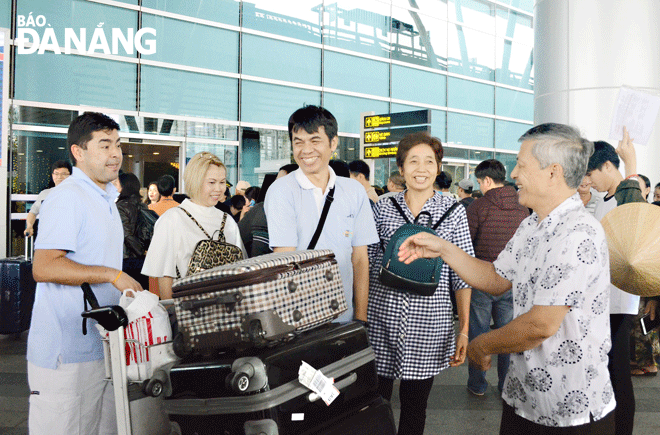 Kết nối, mở rộng thêm các thị trường khách để góp phần đa dạng hóa các thị trường khách quốc tế đến Đà Nẵng. Trong ảnh: Khách đến Đà Nẵng qua Cảng hàng không quốc tế Đà Nẵng. Ảnh: THU HÀ
