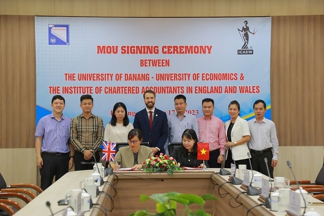 Lễ ký kết hợp tác giữa ICAEW và Trường Đại học Kinh tế - Đại học Đà Nẵng.