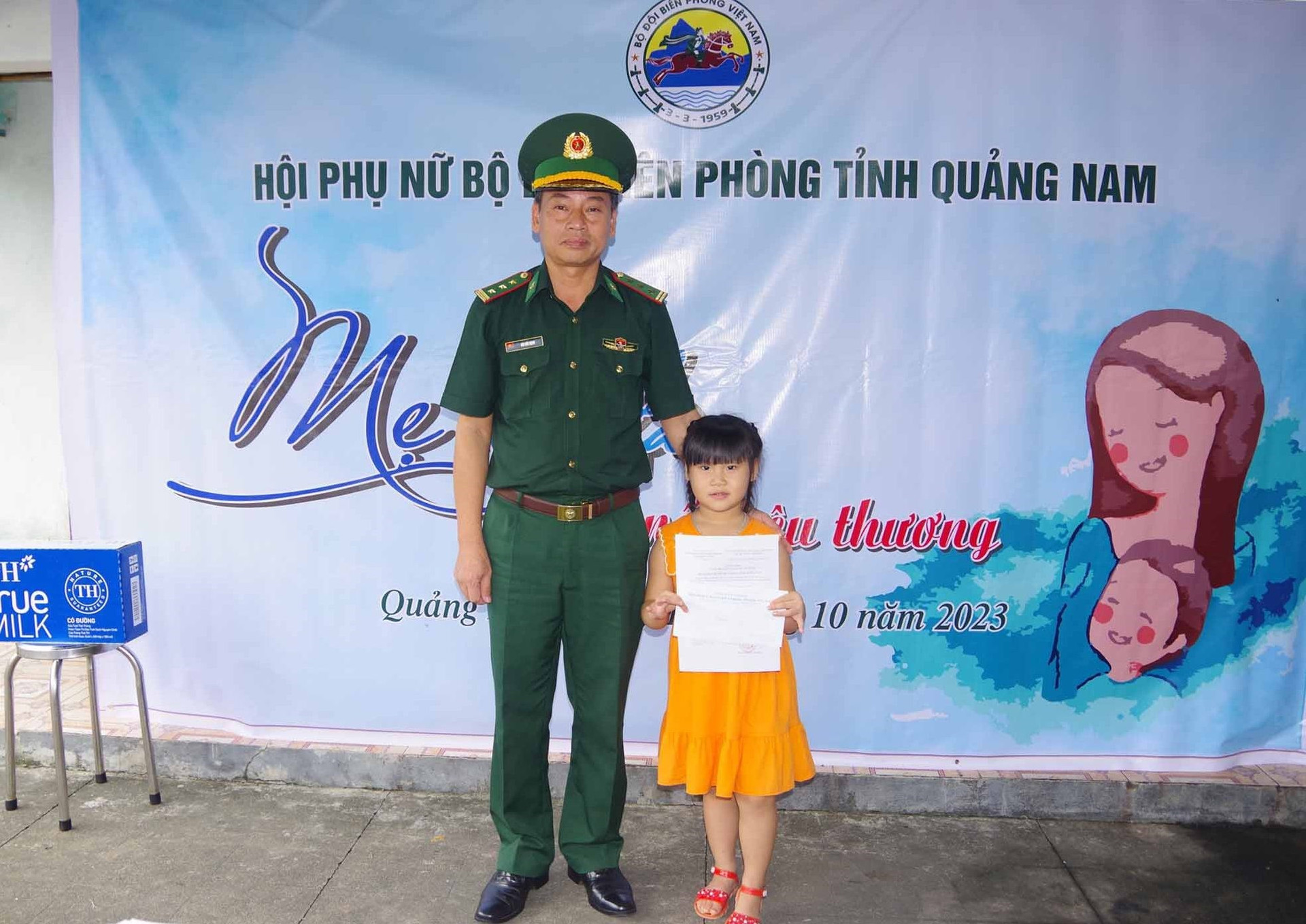 Thượng tá Bùi Đức Hạnh - Phó Chủ nhiệm Chính trị BĐBp tỉnh trao quyết định “Mẹ đỡ đầu” cháu Huỳnh Nguyễn Kim Ngân. Ảnh: HỒNG ANH