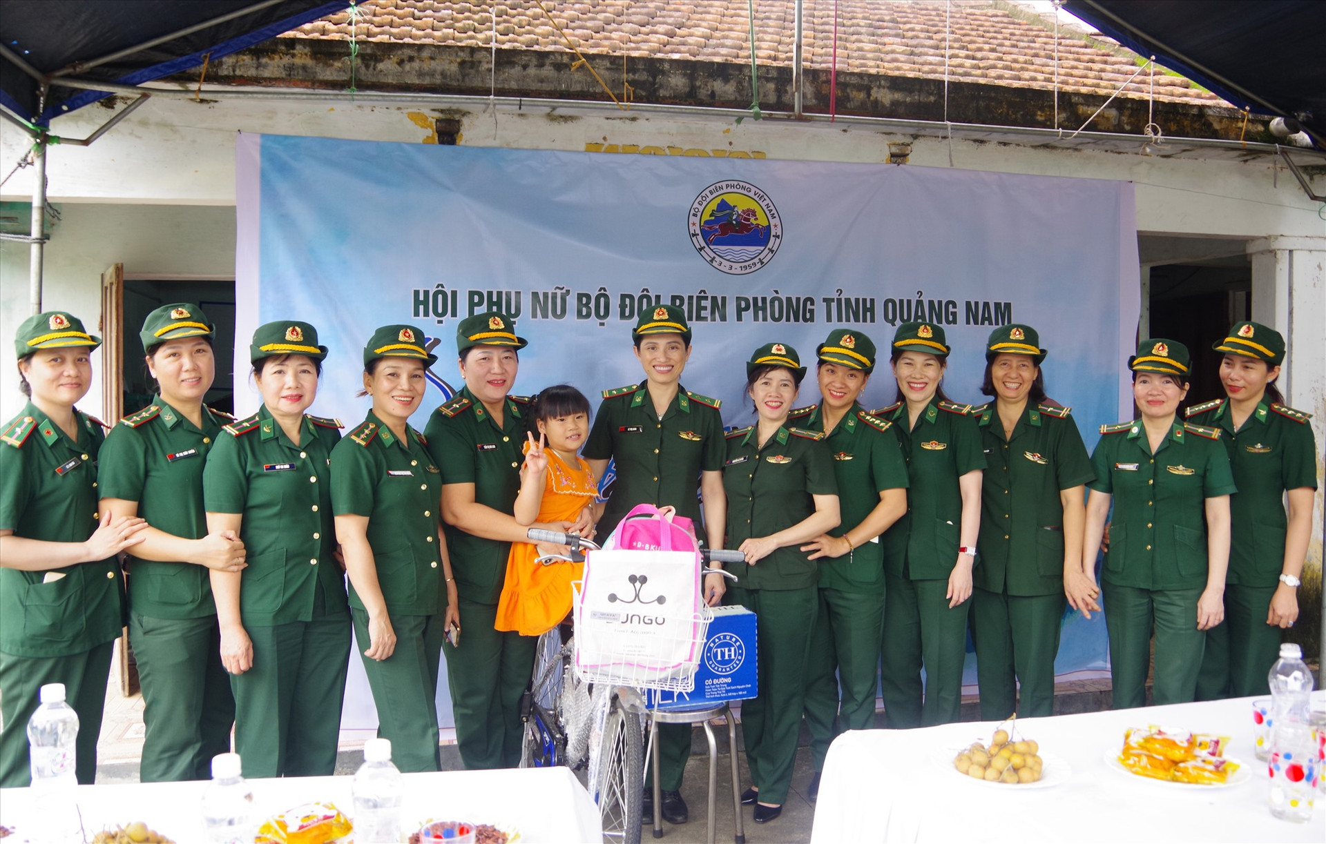Hội phụ nữ BĐBP tỉnh nhận “Mẹ đỡ đầu” cháu Huỳnh Nguyễn Kim Ngân. Ảnh: HỒNG ANH