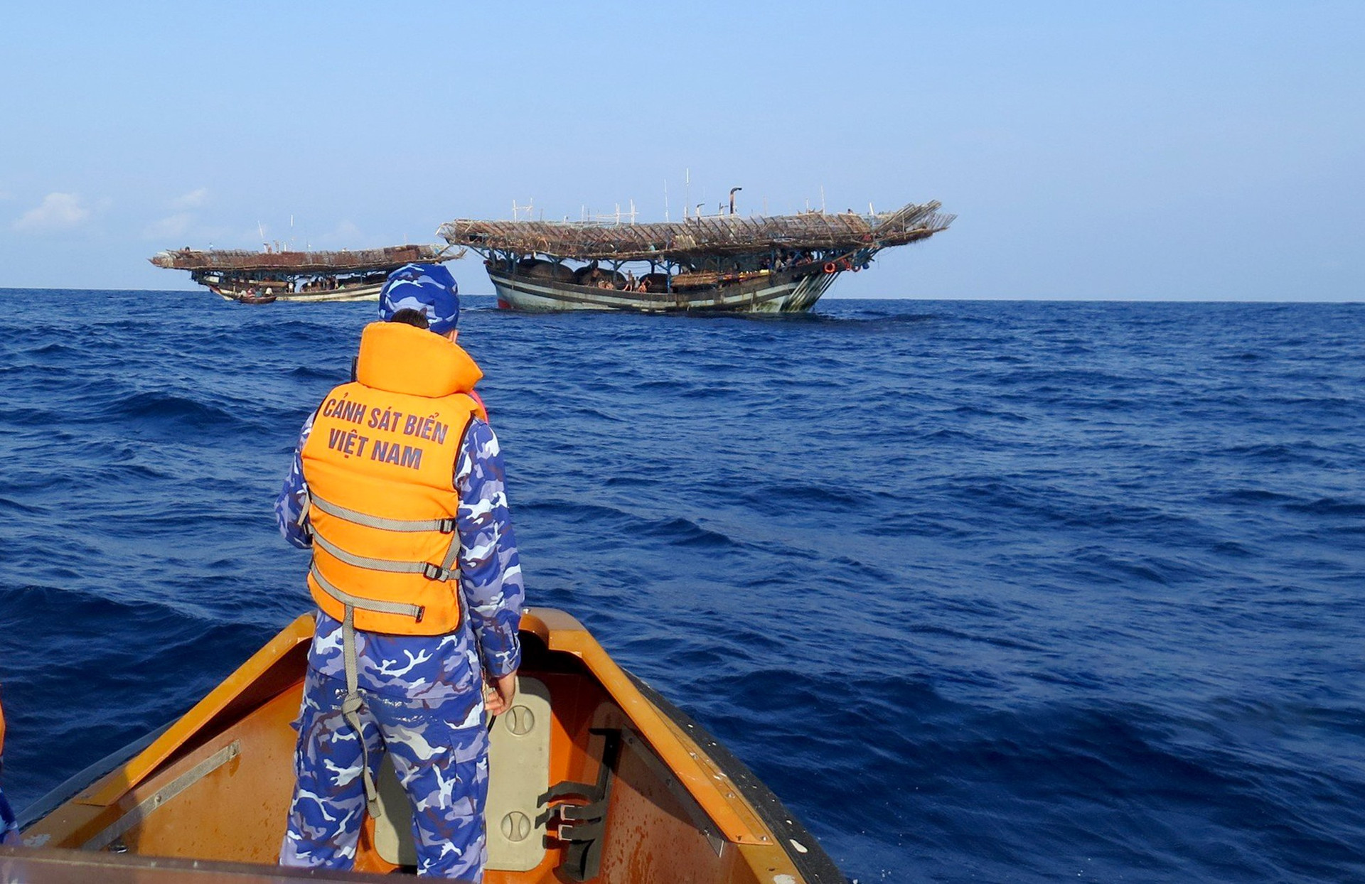 Vị trí ngư dân mất tích có sóng lừng ảnh hưởng đến công tác tìm kiếm của các lực lượng. Ảnh: CSB