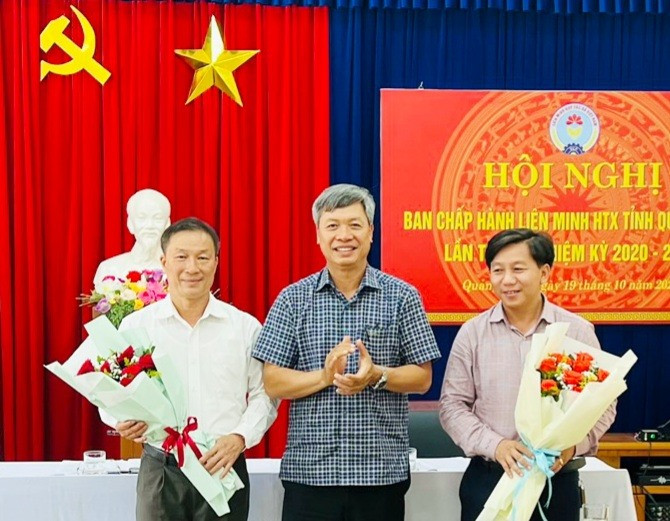 Phó Chủ tịch UBND tỉnh Hồ Quang Bửu tặng hoa chúc mừng ông Lê Ngọc Trung và ông Đoàn Thanh Khiết.   Ảnh: PV