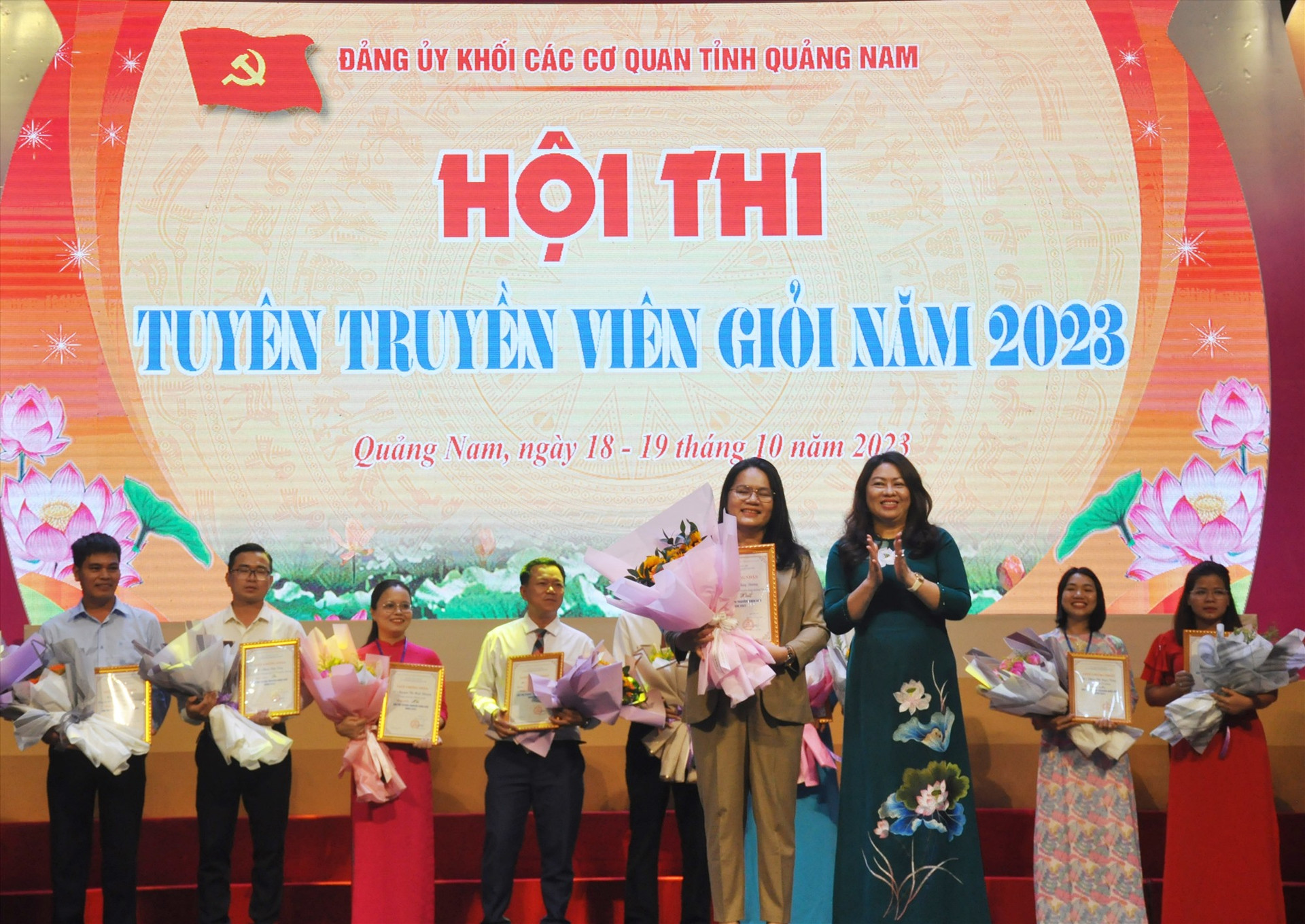 Trưởng ban Tuyên giáo Tỉnh ủy Nguyễn Thị Thu Lan trao thưởng cho thí sinh Lê Thị Thùy Dương. Ảnh: N.Đ