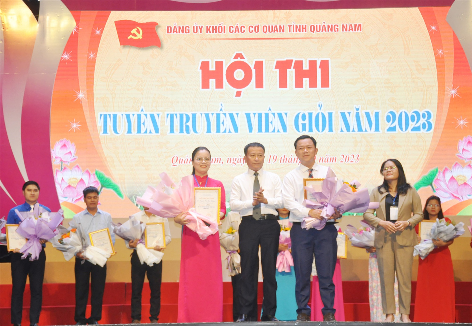 Ông Thái Bình - Bí thư Đảng ủy Khối các cơ quan tỉnh trao thưởng cho các thí sinh đạt giải Nhì hội thi. Ảnh: N.Đ