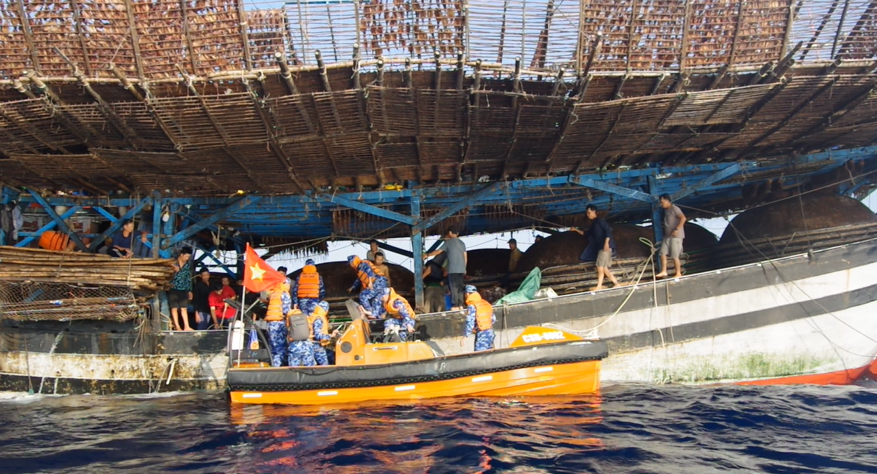 Ngư dân được lực lượng chức năng tiếp cận, hỗ trợ y tế và tìm cách đưa về bờ sau vụ tai nạn
