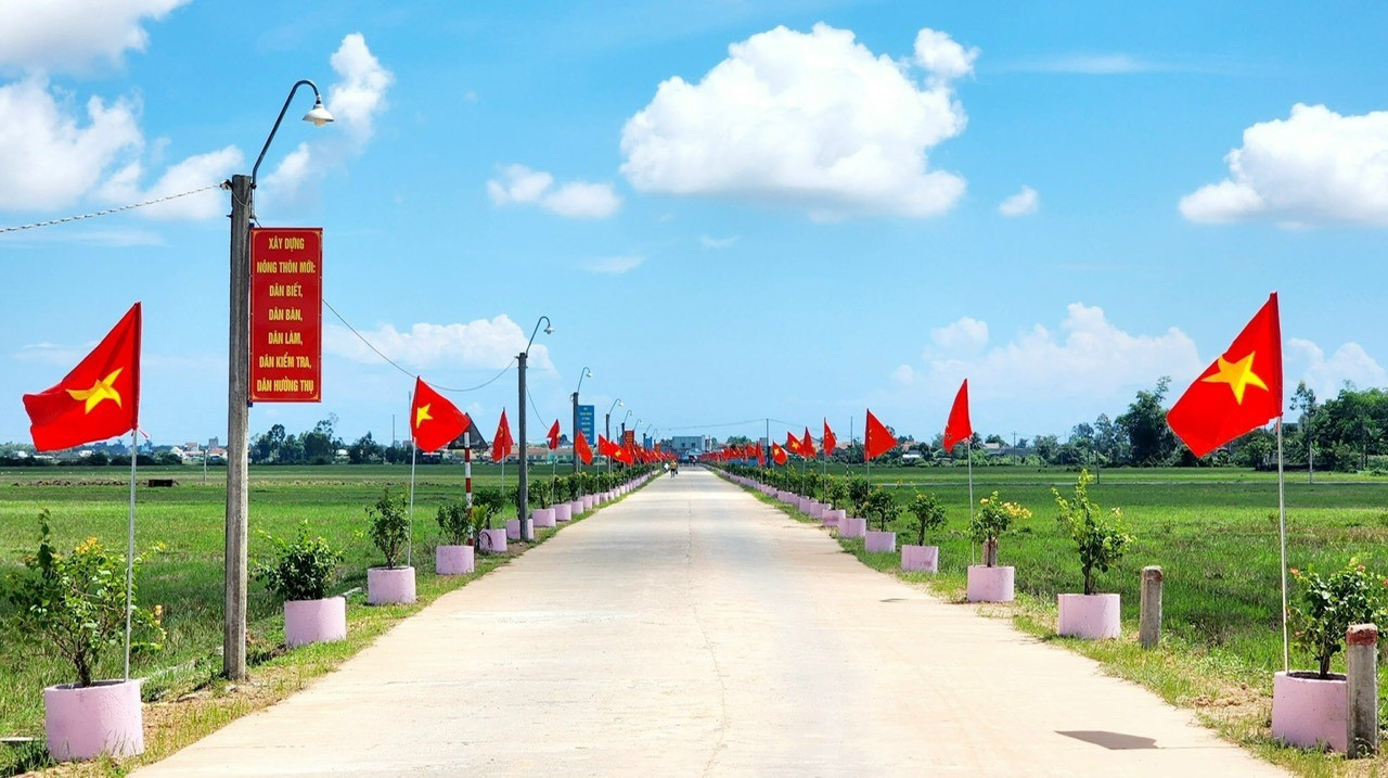 Tuyến đường hoa rực rỡ sắc màu tại thôn Vinh Phú, xã Bình Trung do Hội LHPN xã xây dựng.