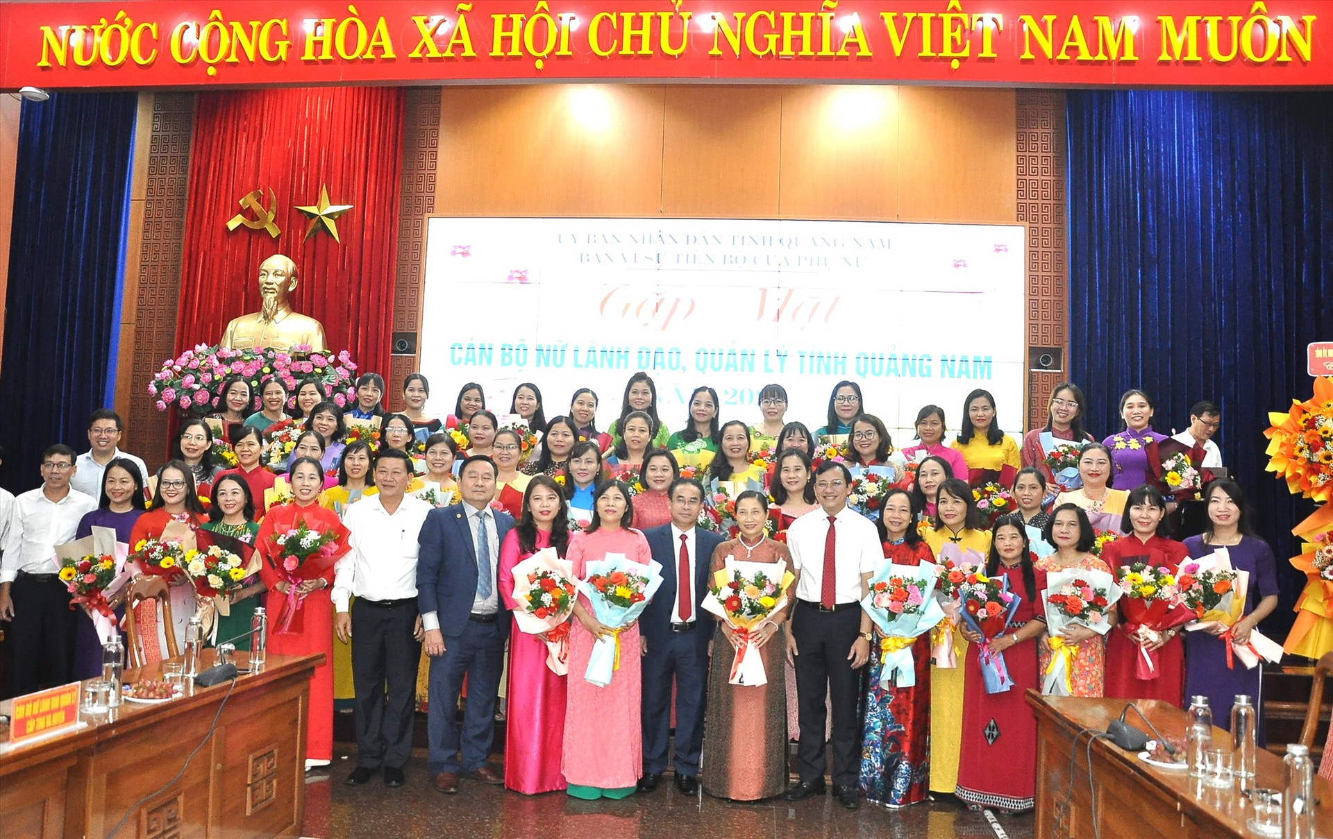 Cán bộ nữ lãnh đạo, quản lý nhận hoa chúc mừng Ngày Phụ nữ Việt Nam 20/10. Ảnh: TÂM ĐAN