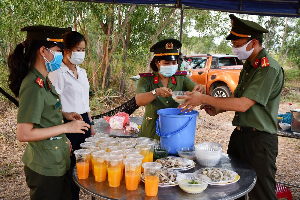 Thiếu tá Đỗ Thị Thu Hà cùng Đoàn viên thanh niên, hội viên phụ nữ ân cần, chu đáo hỗ trợ bữa ăn cho cán bộ tại các chốt phòng chống dịch bệnh COVID-19.