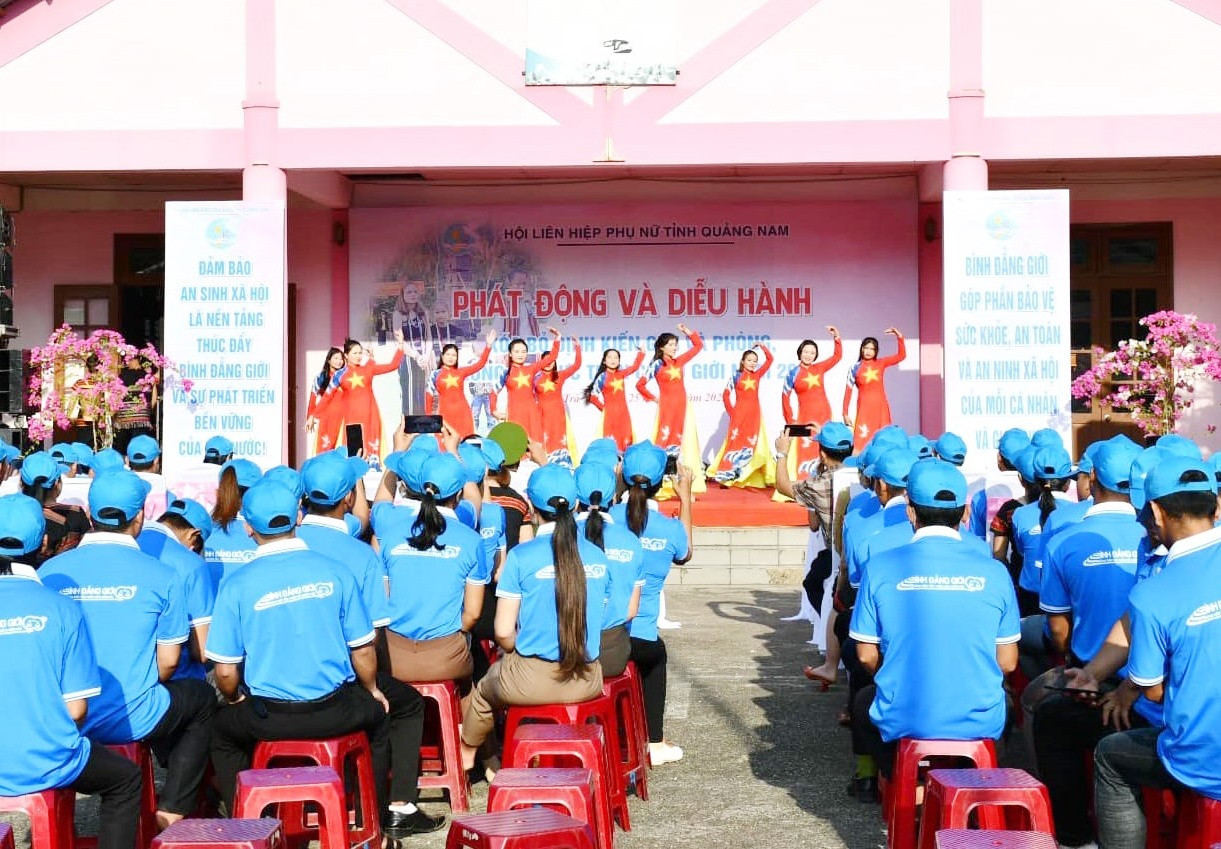 Hội LHPN tỉnh Quảng Nam tổ chức phát động tuyên truyền xóa bỏ định kiến giới và phòng chống bạo lực trên cơ sở giới năm 2023. Ảnh: Hội LHPN tỉnh