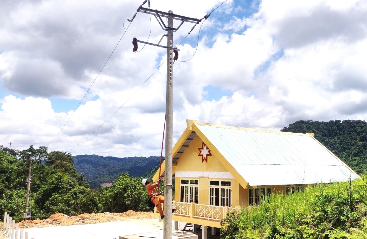 Nhân viên Điện lực Nam Giang tiến hành đóng điện cho người dân Côn Zốt. Ảnh: Đ.N