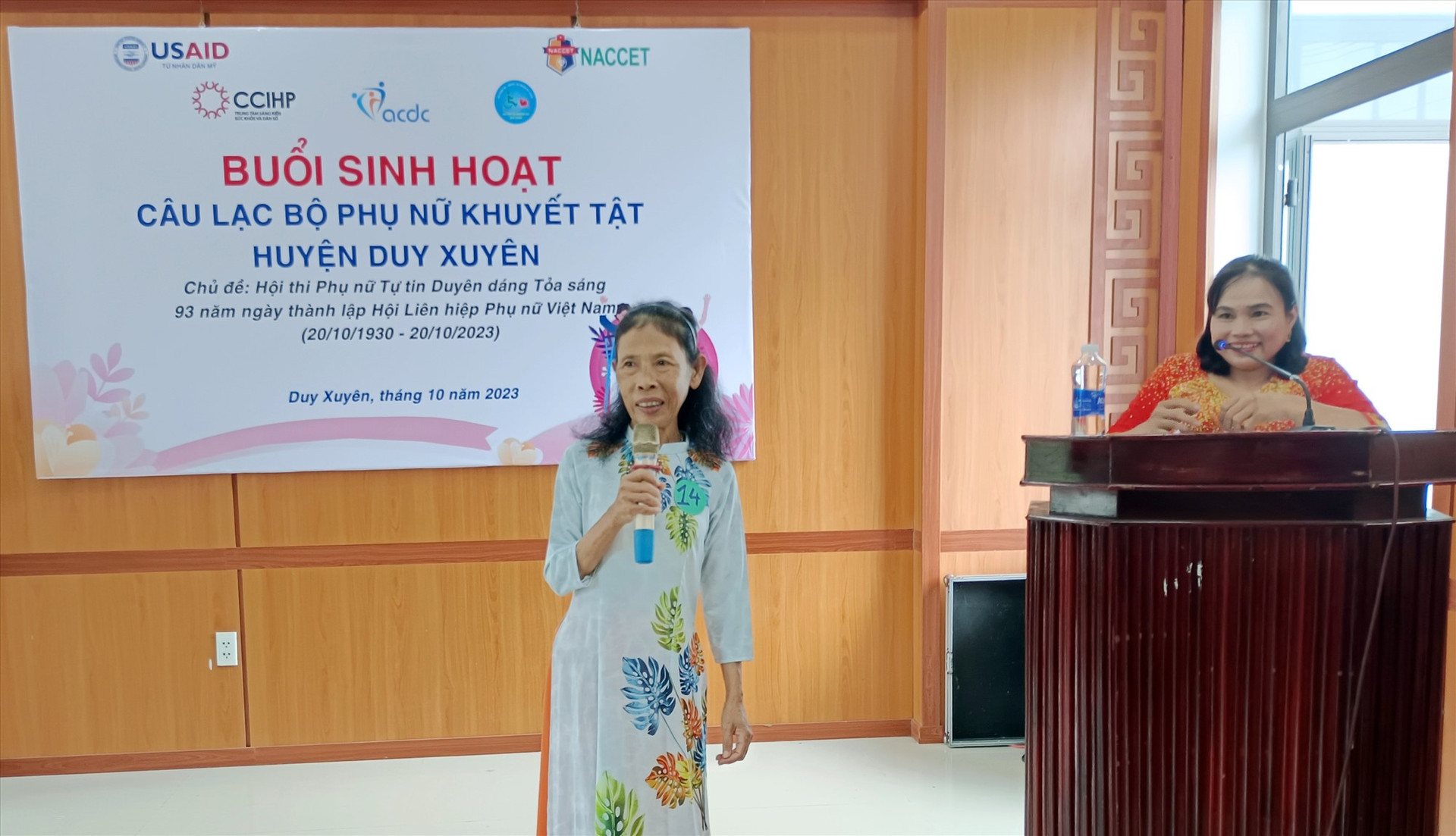 Chị Nguyễn Thị Chín lần đầu tiên tự tin diện áo dài trong cuộc thi duyên dáng của CLB.