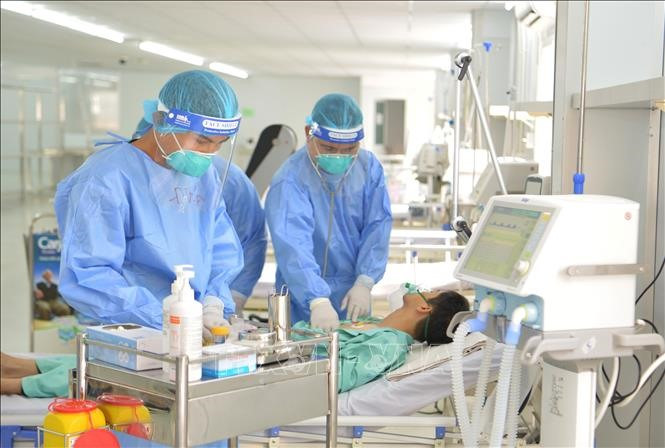 Diễn tập tình huống điều trị hồi sức cho các ca bệnh COVID-19 nặng tại Bệnh viện Dã chiến số 13, TP Hồ Chí Minh. Ảnh minh họa: Đinh Hằng/TTXVN