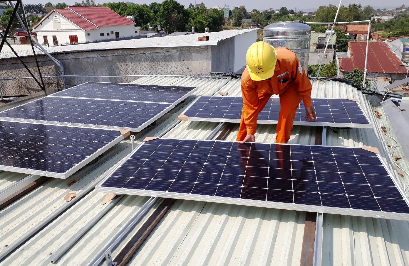 Tỉnh Quảng Nam phấn đấu đến năm 2030, 50% các tòa công sở, nhà dân sử dụng điện mặt trời mái nhà.